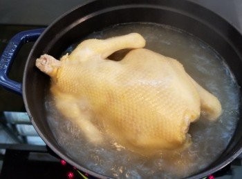step2: 將雞放大煲內，注入清雞湯，金華火腿上湯及清水，大火煲滾後，以中火再煮1小時。
