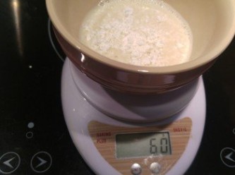 step3: 豆漿混合石膏粉和粟粉後攪混。