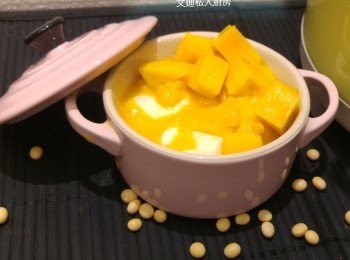 step11: 再將芒果汁和芒果肉放面即成。