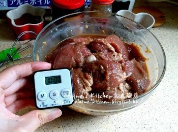 step4: 翌日將醃一晚的梅頭肉靜待10分鐘