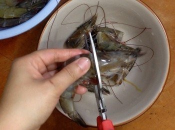 step1: 海蝦剪去頭部