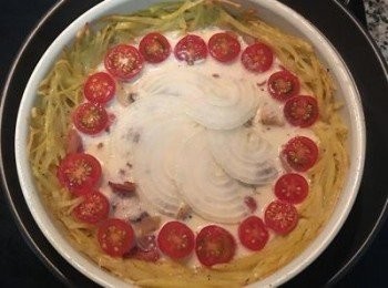 step13: 倒入蛋奶液，並於中間鋪上洋蔥片（此時奶蛋液約只到馬玲薯的一半多一點的高度），入烤箱調170度，烤20分鐘；接著關下火用上火續烤3分鐘即可。