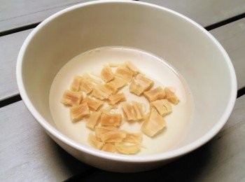 step1: 將瑤柱放進水中，浸至軟身。用紙巾印乾水份，備用。