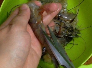 step6: 用剪刀把蝦腳剪走留用