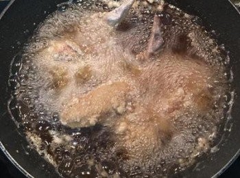 step7: 起油鍋加溫到160度左右，用沾濕的筷子試油溫，筷子放入時會少量的起泡的呈度；雞翅放入後中火慢炸；中間要翻面1～2次；炸到雞翅上色後，轉大火逼油，雞翅顏色略深一點後即可起鍋；
