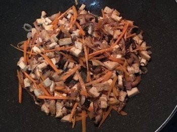 step4: 再加入油豆腐略煎，並放入紅蘿蔔絲拌炒到蘿蔔絲變軟，此時下少許醬油和一半的胡椒鹽熗炒，