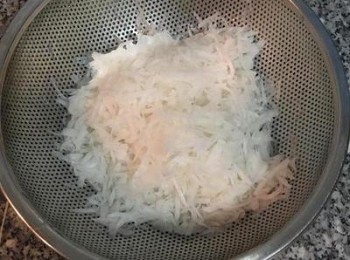 step2: 切絲後放入洗菜盆,下方也放一個沒洞的盆, 放入兩尖茶匙的鹽混勻略抓後靜置30分鐘。