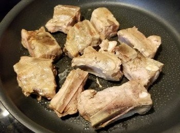 step7: 將已經慢煮4小時的金沙骨用平底鑊加油煎香兩邊