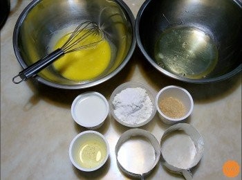 step1: 先將蛋白及蛋黃分開在兩個鋼盆內備用
低筋80g＋泡打粉先混合