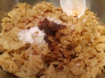 step2: 梅菜榨乾水份後剁蓉, 再加梅菜<span class="group_4">調味料</span>醃一陣。