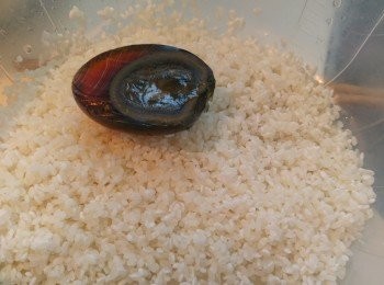 step2: 將皮蛋搓爛後和米撈混。