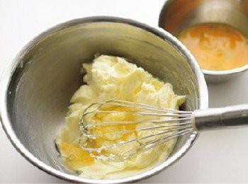 step4: 將打散的蛋液分成數次、每次加入少許，邊加入邊混拌。