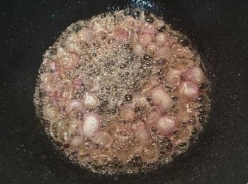 step7: 下紅蔥頭片炒香炒到週圍有點開始變色；