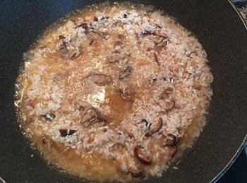 step11: 倒入一杯半的香菇水，鹽、糖及1/2茶匙的白胡椒粉小火拌炒,