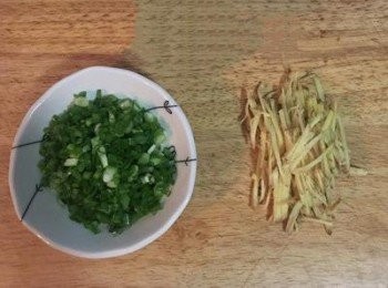 step2: 薑切細絲，蔥切花備用。