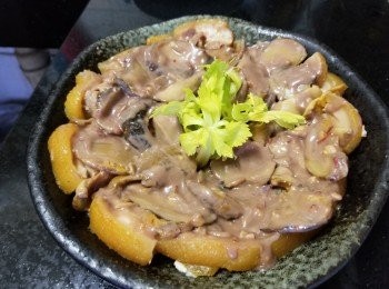 step8: 再將蝦醬淋在冬菇，腩片上