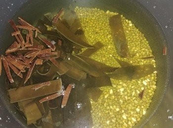 step2: 放水及綠豆，陳皮及海帶落煲，用大火滾起。