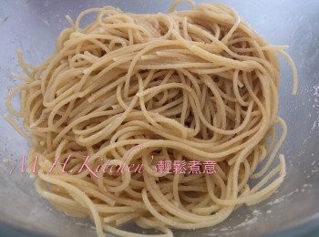 step7: 趁熱加入蒜鹽，蒜粉、牛油拌勻