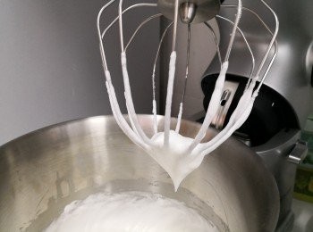 step4: <span class="group_2">材料A</span> - 蛋白加小許鹽打至起泡, 分三次加入砂糖, 打至白色忌廉尖峰狀蛋白霜備用