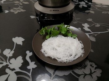 step1: 粉絲浸軟用滾水浸30秒，撈起沖冷水瀝乾備用
