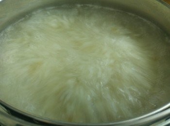 step4: 加入水份水位約煲8分滿, 滾約12分鐘再放入真空煲內。