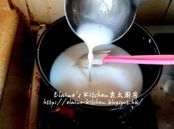 step3: 粉漿加入糖水內 , 用慢火一邊攪一邊煮至完全混合 , 待涼