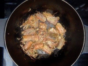 step10: 燒熱鍋子，下點油，把蝦頭和蝦腳下鍋，先不要動，待變色後再翻炒上色