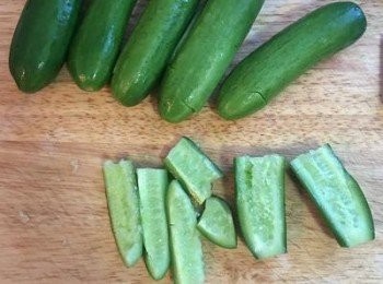 step2: 小黃瓜用刀身略拍後,順著裂痕切成適當的大小，中間的籽需要去除。