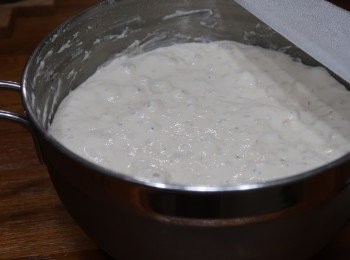 step1: 計劃烘焙前一天，準備適合容器，將<span class="group_1">液種材料</span>全部材料投入，
拌勻至無粉末殘留，覆蓋上保鮮膜，於室溫環境自然發酵熟成，
時間因所處溫度不同沒一定標準，肉眼觀察體積變成原來3倍大，
表面充滿氣泡即可使用