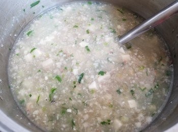 step13: 做法：

將浸泡好的魚肚，用薑片，黃酒出水 10 分鐘，取出放涼後切碎備用。

冬瓜去皮後用攪拌器打成蓉，將豆腐切粒，金華火腿切幼粒，鯪魚肉用雞粉，胡椒粉，糖，麻油約 300ml水開成魚漿備用。

用約 2 公升水放入冬瓜蓉，金華火腿蓉大火滾起，滾約 30 分鐘後，再將豆腐，魚肚粒及魚漿放入，放入後稍為攪拌，等魚漿散開，滾多 30 分鐘，將馬蹄粉用水開溶，慢慢加入同攪拌，轉中火再次滾起後，加入蔥粒，芫茜碎少少麻油，胡椒粉，完成。