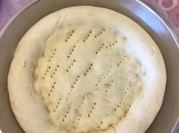 step2: 將麵糰按平排氣，然後鋪在9吋直徑的大碟上，推邊邊厚少少凸起，用叉拮小孔，然後作第二次發酵30分鐘。

30分鍾後, 放入已預熱焗爐，焗180度焗8分鐘，取出餅底放涼.