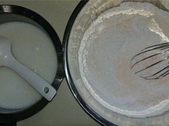 step2: 把水，糖，鹽，椰漿1同煮沸，再待涼。
糯米粉，吉士粉，粘米粉，奶粉過篩備用。