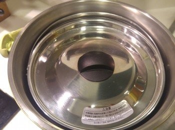 step12: 半小時後不要開蓋, 直接放入燘熱鍋裏面, 因炆豬軟骨時間比較耐, 燘熱鍋最長8小時翻滾, 假如有時間可縮短翻滾時間, 可4小時翻滾一次, 每次翻滾時間約20分鐘。