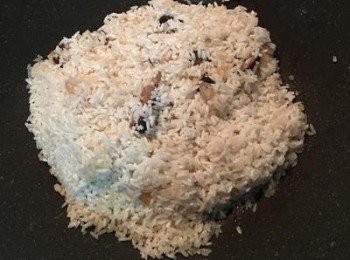 step10: 倒入泡過的糯米拌炒；