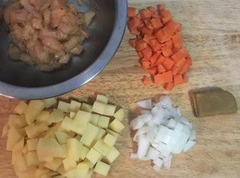 step2: 洋蔥、紅蘿蔔、馬玲薯和<a href="https://bit.ly/3EZL8dD" target="_blank" data-keyword="雞胸" class="guide-link"><strong>雞胸</strong></a> <span style="display:inline-block;vertical-align:middle;margin-top:-3px;color:initial;border-radius:3px;padding:2px 3px;font-size:12px;line-height:14px;background:#87d300;color:#fff;">即買</span> 肉都切成小丁；<a href="https://bit.ly/3EZL8dD" target="_blank" data-keyword="雞胸" class="guide-link"><strong>雞胸</strong></a> <span style="display:inline-block;vertical-align:middle;margin-top:-3px;color:initial;border-radius:3px;padding:2px 3px;font-size:12px;line-height:14px;background:#87d300;color:#fff;">即買</span> 用1匙咖哩粉+1/4茶匙鹽+少許橄欖油抓醃備用；