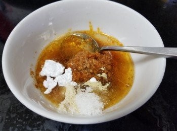 step3: 加 入 雞 粉 糖 麻 油 黃 酒 胡 椒 粉
生 粉 少 少 水 撈 好