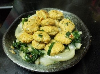 step11: 做法：

將急凍蝦仁打成蝦膠，同雞粉，糖，胡椒粉，麻油，蔥粒，芫茜醉，薑蓉，生粉好至起膠，再放入雪櫃冷凍 1 小時，這樣可另蝦膠更有彈性。

取出蝦膠預備油鑊，將蝦膠用 1 湯匙份量搓成蝦餅，用中火煎至兩邊金黃色備用。

再燒紅油鑊爆香蒜頭，乾蔥，薑片大火爆炒白菜，加入少少糖，雞粉兜炒，蓋好焗煮約 1 分鐘，再將蝦餅回鑊，(如沒太多水份可加少許)，大火炒至收汁後，用少少麻油，生粉水埋芡，完成。