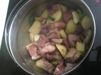 step5: 加入排骨，薯仔，爆炒