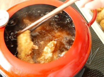 step6: 以中大火燒熱油，以油溫約180℃把<a href="https://bit.ly/3zHU5V3" target="_blank" data-keyword="雞翼" class="guide-link"><strong>雞翼</strong></a> <span style="display:inline-block;vertical-align:middle;margin-top:-3px;color:initial;border-radius:3px;padding:2px 3px;font-size:12px;line-height:14px;background:#87d300;color:#fff;">即買</span> 炸至脆皮金黃色，約需1分30秒，盛起隔油備用。