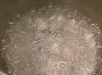 step6: 熱水落芋圓, 煮到芋圓浮起即代表巳熟。