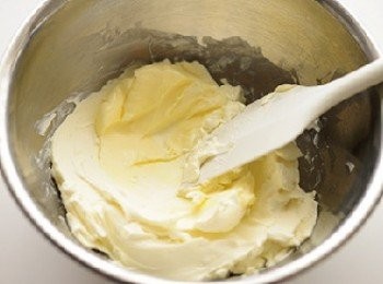 step2: 用橡皮刮刀將奶油乳酪攪散，再加入無鹽奶油攪散。