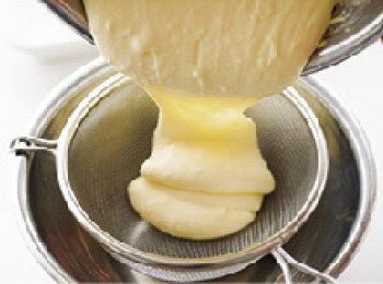 step6: 將起司糊用濾篩過濾進淺盤裡，用橡皮刮刀推開抹平。