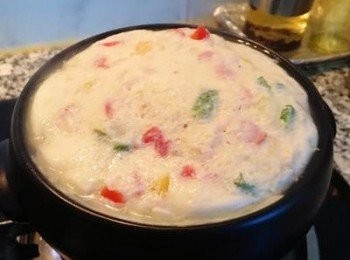 step10: 可以轉中火續煮到有微焦味飄出即可開蓋；離火，擺上小蕃茄、羅勒絲及蔥花即可。