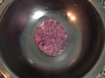 step7: 粗略的揉成糰即可，用保鮮膜蓋住鬆弛10分鐘。