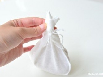 step2: (棉布袋大小約12cm x 15cm) 
將愛玉籽放入棉布袋內，用棉線綁緊，以免愛玉籽外露。