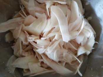 step6: 子薑會釋出水分和變軟身，用凍開水冲水，再擠乾水分，再放入巳洗乾淨及徹底抹乾的玻璃器皿中。