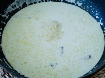 step2: 下少許橄欖油，炒一炒蒜片，然後下忌廉，煮沸後下芝士拌勻