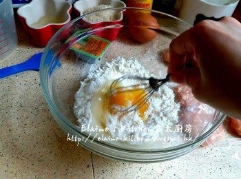 step8: 期間將麵粉 , 1隻雞蛋及油放入大碗內拌勻 , 加水拌勻成麵糊