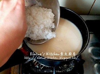 step18: 逐一加入花奶 , 椰漿及西米拌勻用慢火煮幾分鐘至滾起