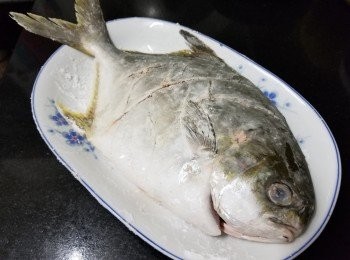 step3: 將䱽魚清洗後，用廚紙吸乾水份，再用胡椒粉，雞粉稍為入味，再上生粉